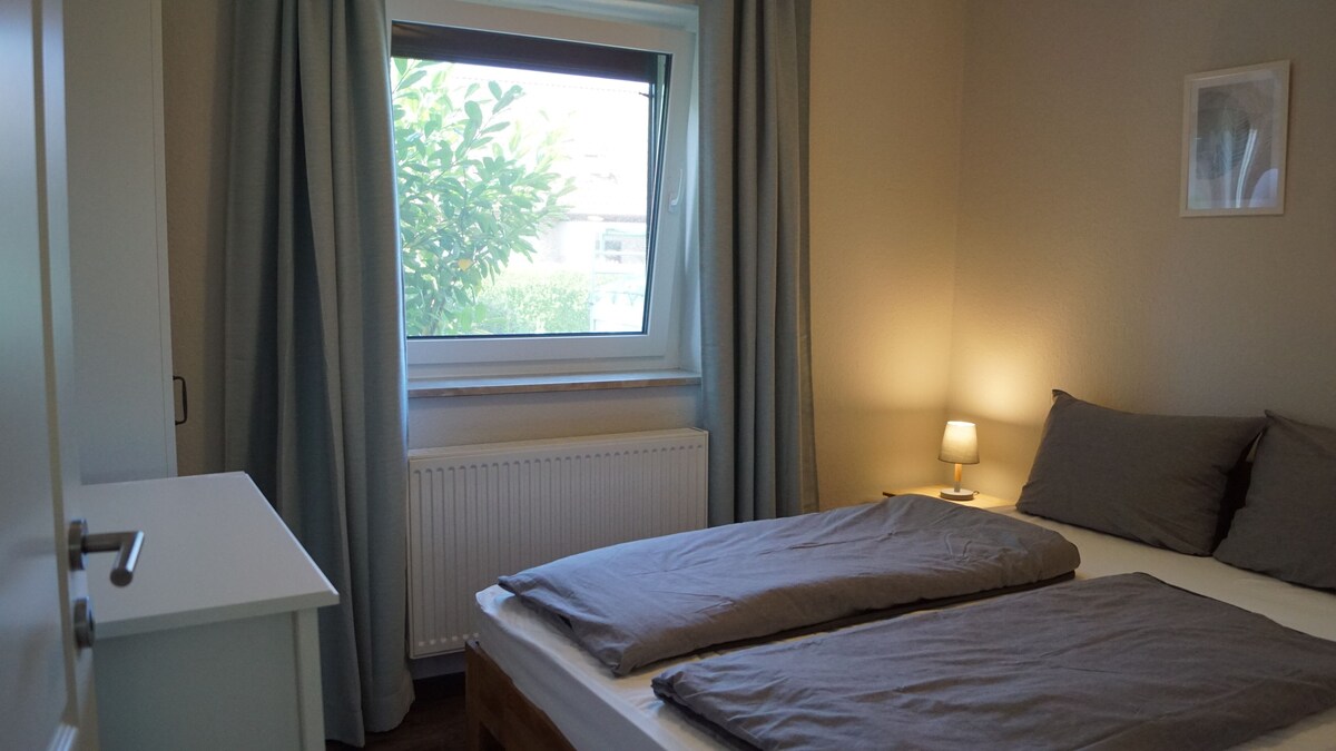 Schlafzimmer I mit einem 1,60 Bett (durchgehende Matratze)