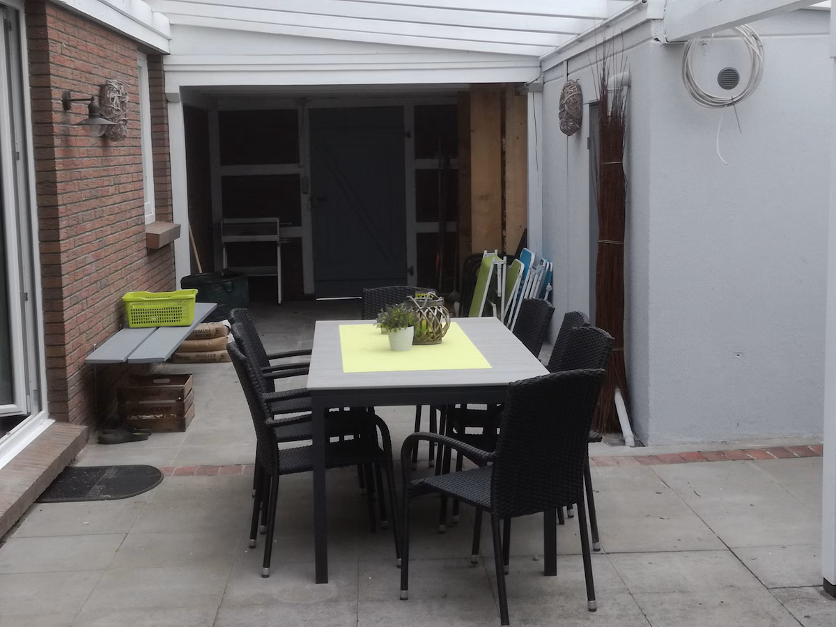 überdachte Terrasse mit Kickertisch