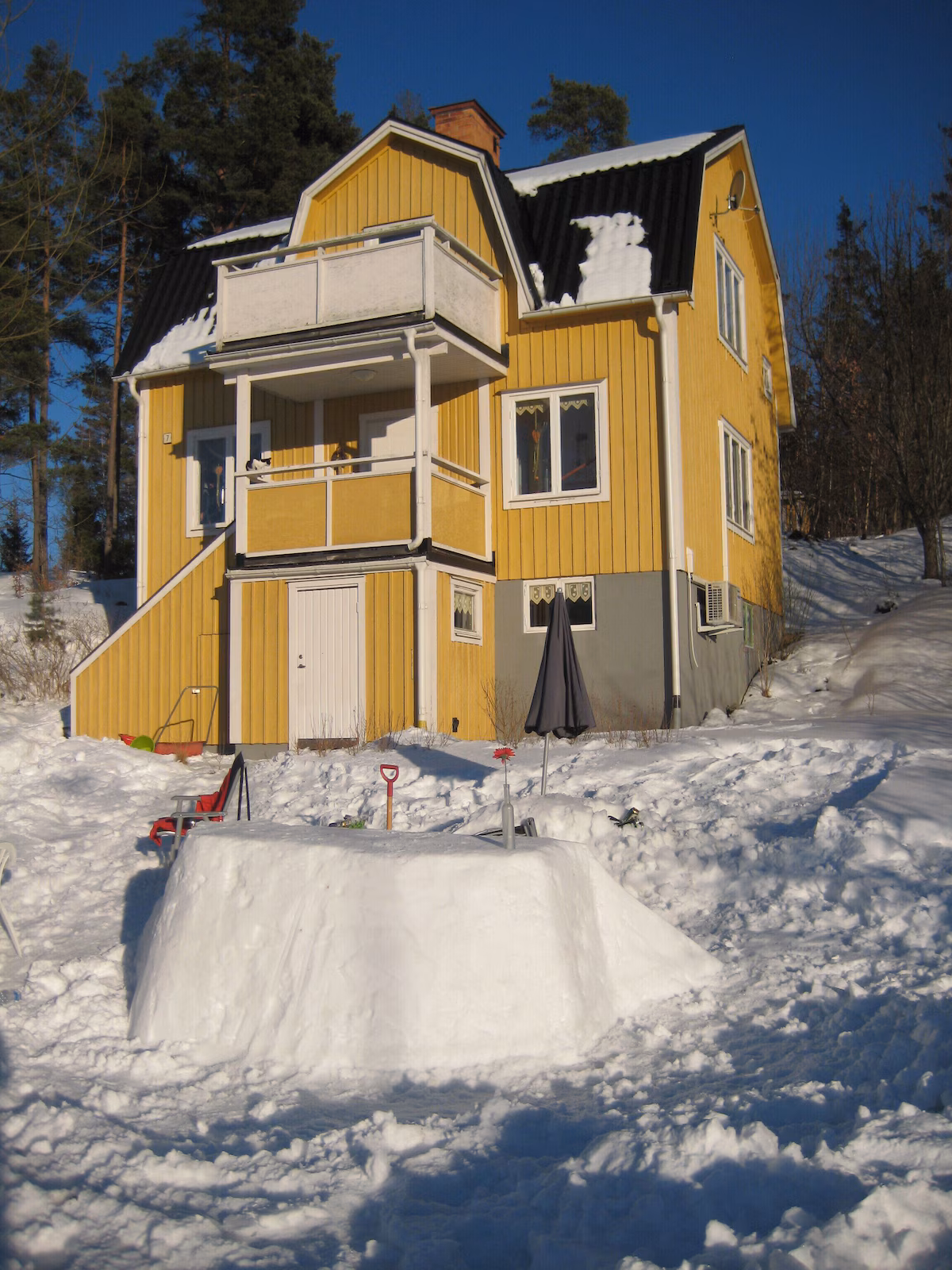 Petterssons Hus im Winter mit Eisbar