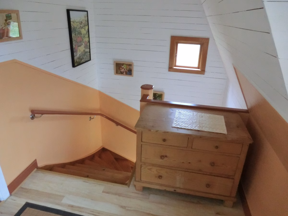 Flur im Dachgeschoß mit Treppenaufgang
